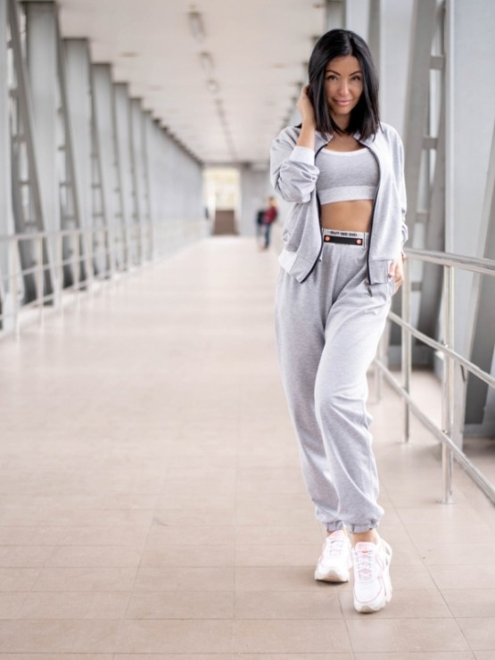 Жіночий спортивний костюм-трійка з коротким топом, брюками та бомбером - "Б'янка" - сірий крейда 